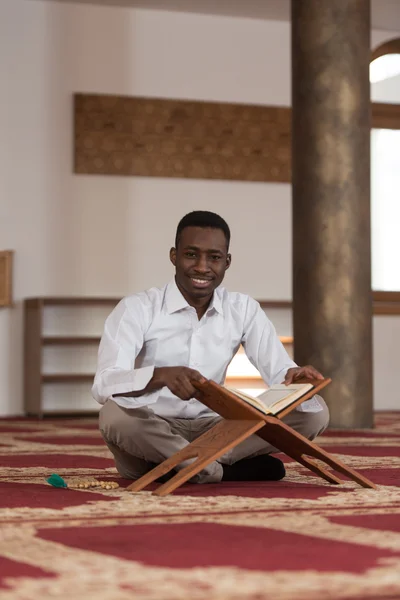 Portrait d'un homme noir africain dans la mosquée — Photo