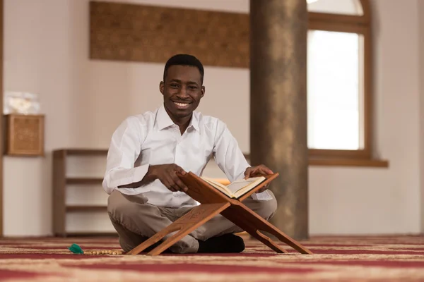 Retrato de um homem negro africano na mesquita — Fotografia de Stock