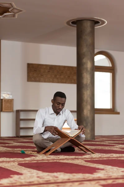 El hombre musulmán africano está leyendo el Corán —  Fotos de Stock