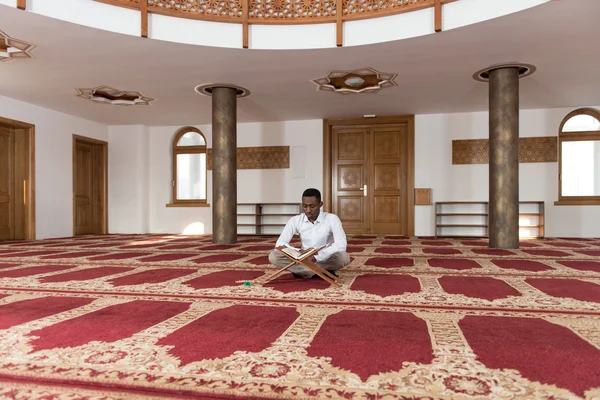 African Muslim Man Reading Holy Islamic Book Koran — Stock Photo, Image