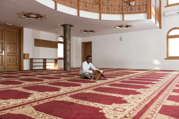 El hombre musulmán africano está leyendo el Corán — Foto de Stock