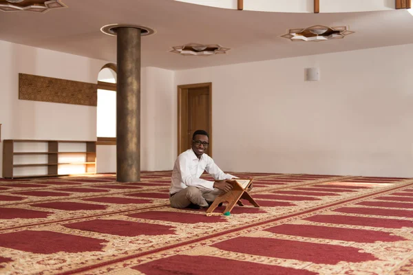 Porträt eines schwarzafrikanischen Mannes in einer Moschee — Stockfoto