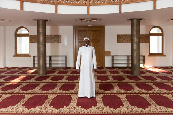 El hombre musulmán africano reza en la mezquita — Foto de Stock