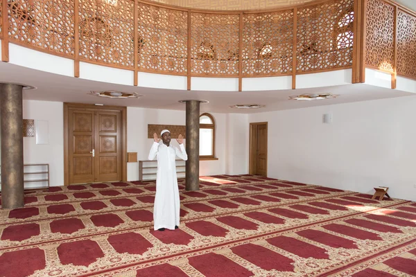 Hombre musulmán africano rezando en la mezquita — Foto de Stock