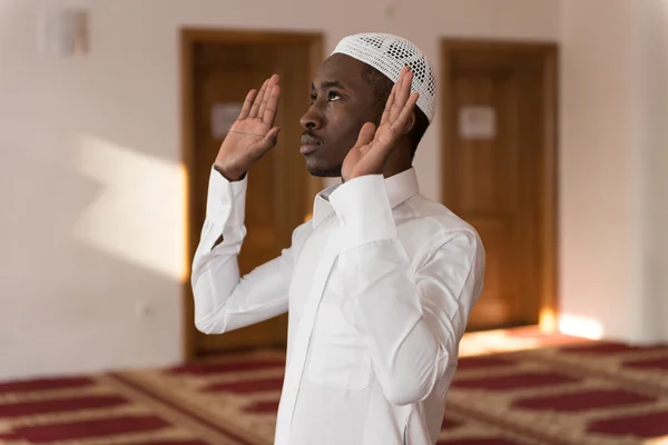 Africano muçulmano homem está orando na mesquita — Fotografia de Stock