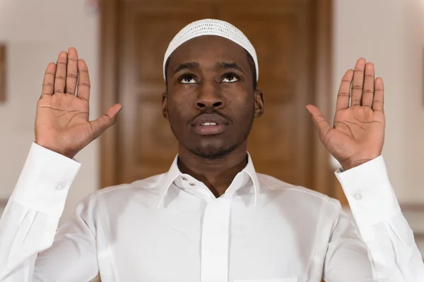 Afrikanischer Muslim betet in Moschee — Stockfoto