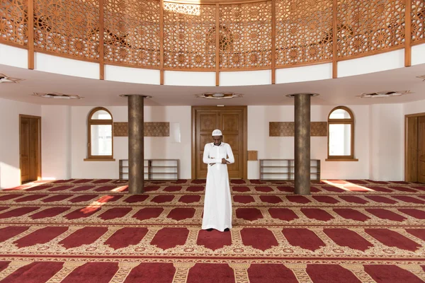 Afrikanischer Muslim betet in Moschee — Stockfoto