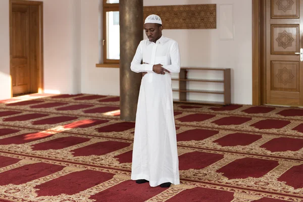 Demütiges afrikanisches muslimisches Gebet — Stockfoto