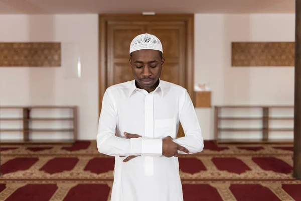 L'homme musulman africain prie dans la mosquée — Photo