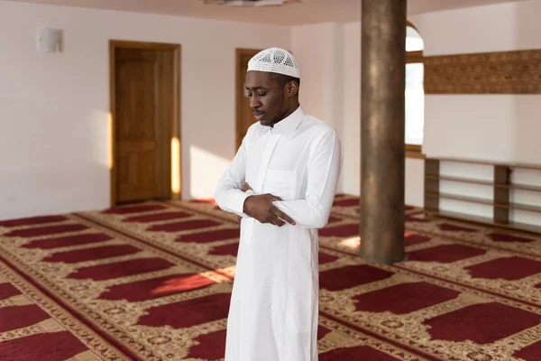 Hombre musulmán africano rezando en la mezquita — Foto de Stock