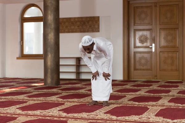 Afrikanska muslimsk Man ber i moskén — Stockfoto