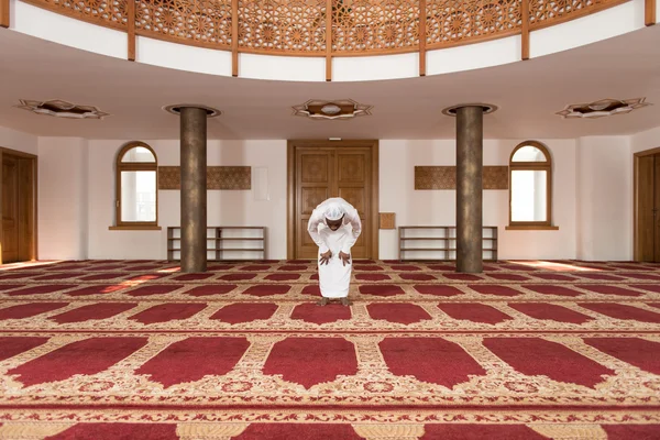 El hombre musulmán africano reza en la mezquita —  Fotos de Stock