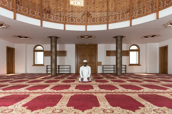 Africano muçulmano rezando na mesquita — Fotografia de Stock