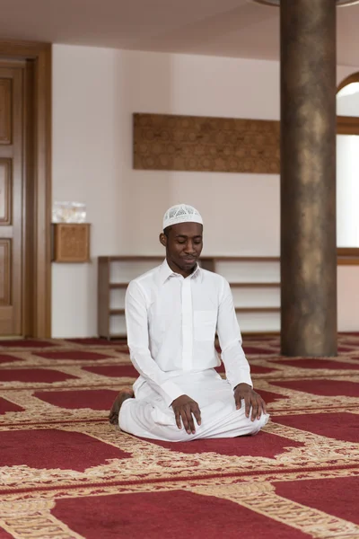 Africano homem muçulmano orando na mesquita — Fotografia de Stock