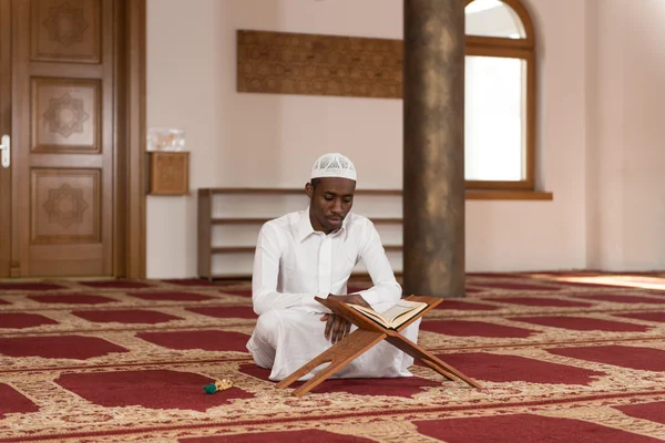 African Muslim Man Reading Holy Islamic Book Qur 'an — Stok Foto