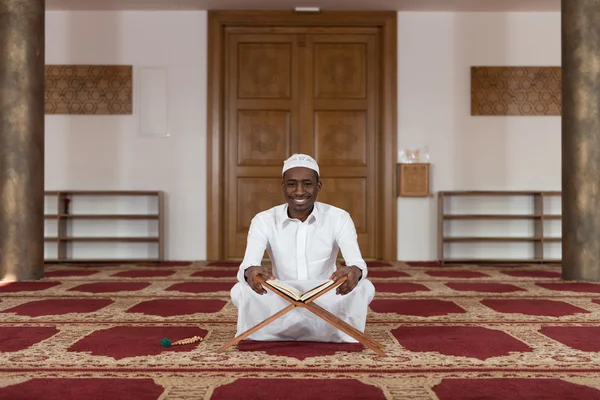 Retrato de um homem negro africano na mesquita — Fotografia de Stock