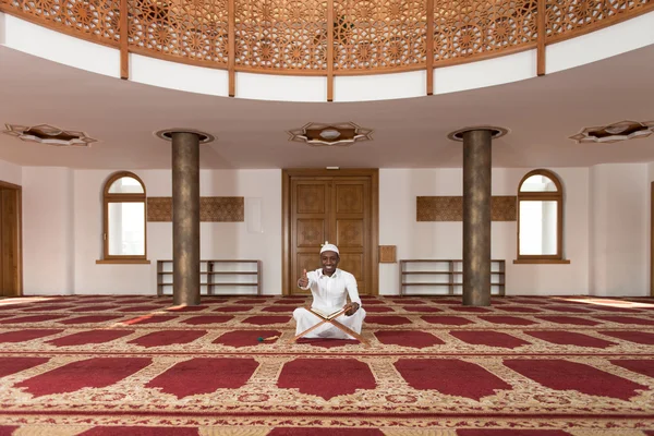 African Muslim Man Is Reading The Koran — Stock Photo, Image