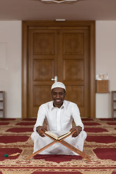 Porträt eines schwarzafrikanischen Mannes in einer Moschee — Stockfoto