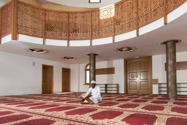 Африканский мусульманин читает Коран — стоковое фото