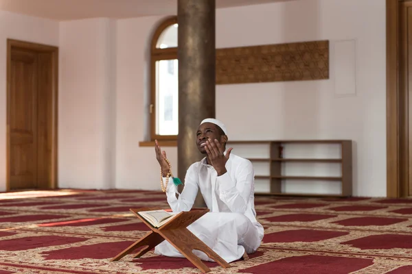 African Muslim Man Is Praying In The Mosque — Stock Photo, Image