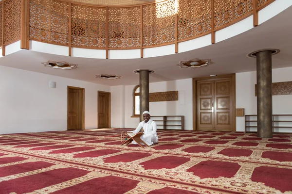 Jonge Afrikaanse moslim kerel lezen van de Koran — Stockfoto