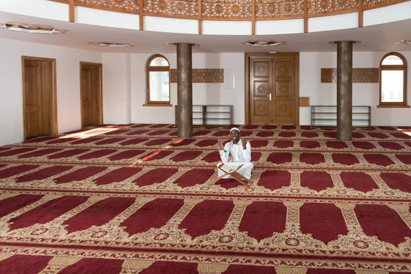 Africano homem muçulmano orando na mesquita — Fotografia de Stock