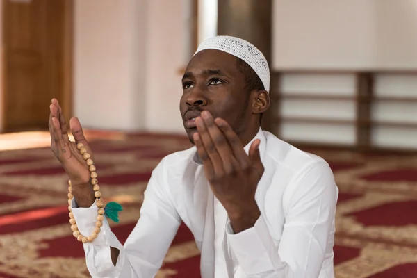 Junger afrikanischer muslimischer Kerl betet — Stockfoto