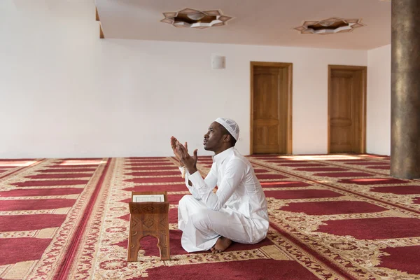 Homme musulman africain priant à la mosquée — Photo