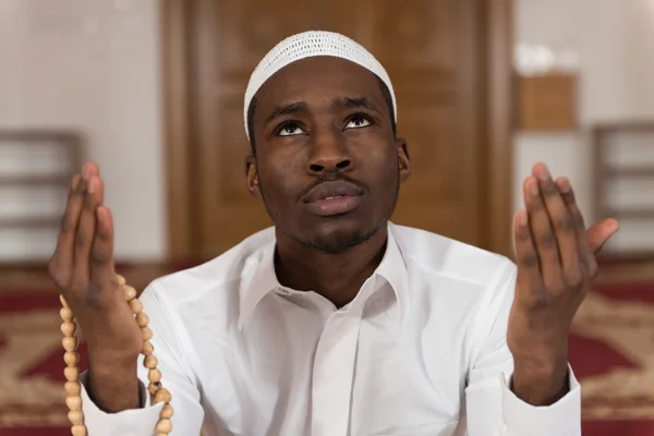 Afrikanischer Muslim betet in der Moschee — Stockfoto
