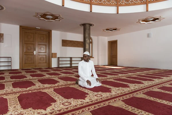 Hombre musulmán africano rezando en la mezquita — Foto de Stock