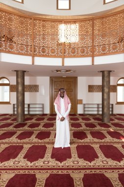 Gülümseyen yakışıklı siyah işadamı portresi