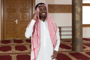 Mobil telefonda konuşurken Ortadoğu yakışıklı