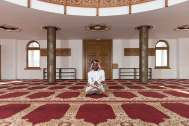 Siyah işadamı Kur'an okuma