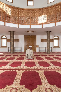 Genç Afrika Müslüman adam dua