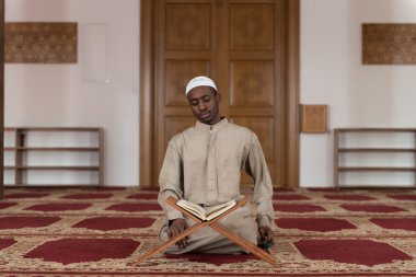 dishdasha'nın Müslüman erkekte Kur'an okuma