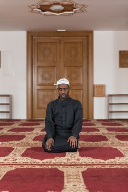 Afrika Müslüman camide dua