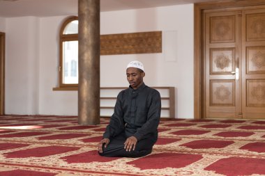 Genç Afrika Müslüman adam dua