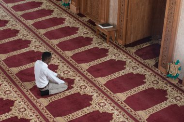 Genç Afrika adam dua