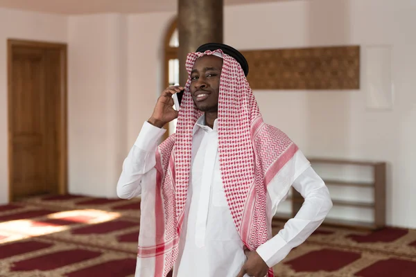 Smuk mellemøstlige mand taler på mobiltelefon - Stock-foto