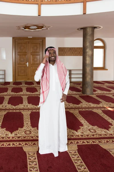 Árabe saudita homem usando um telefone inteligente — Fotografia de Stock