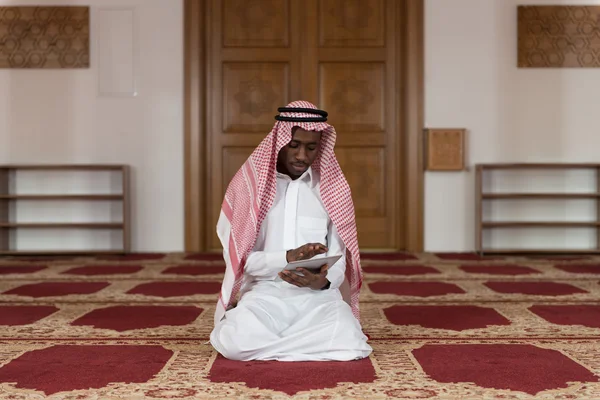 Αραβικά Εμιράτα της Σαουδικής Αραβίας άνθρωπος χρησιμοποιώντας μια έξυπνη Touchpad — Φωτογραφία Αρχείου