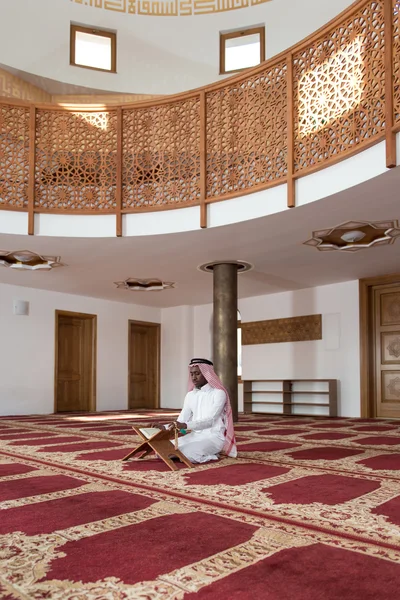 Zwarte zakenman In Dishdasha Is het lezen van de Koran — Stockfoto