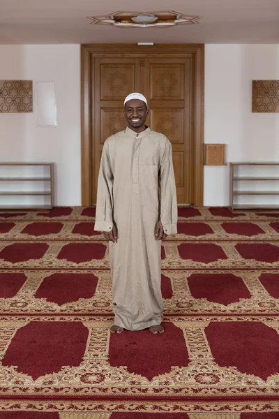 Jovem Africano Muçulmano Guy Orando — Fotografia de Stock