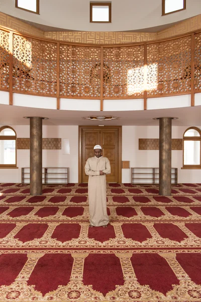 Africano musulmano Pregare in moschea — Foto Stock