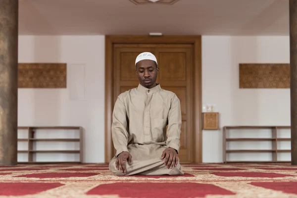 Afrikanska muslimer be i moskén — Stockfoto