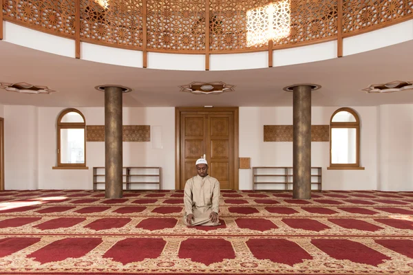 Hombre musulmán africano rezando en la mezquita —  Fotos de Stock