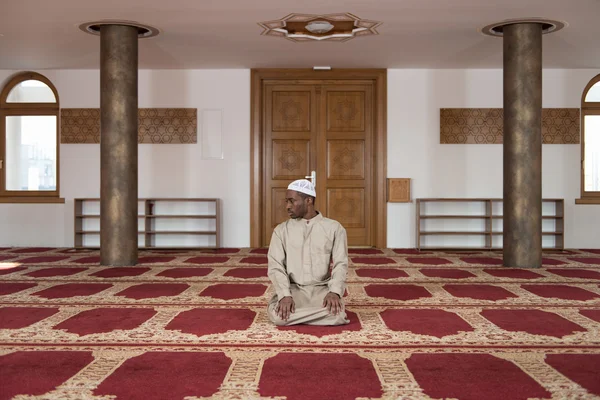 El hombre musulmán africano reza en la mezquita — Foto de Stock