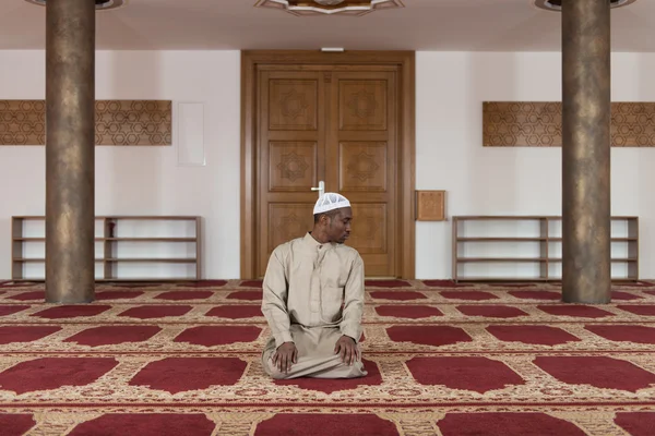 Afrikanischer Muslim betet in Moschee — Stockfoto