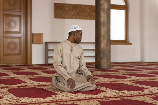 Demütiges afrikanisches muslimisches Gebet — Stockfoto