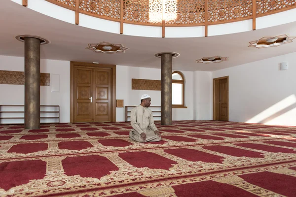 El hombre musulmán africano reza en la mezquita —  Fotos de Stock